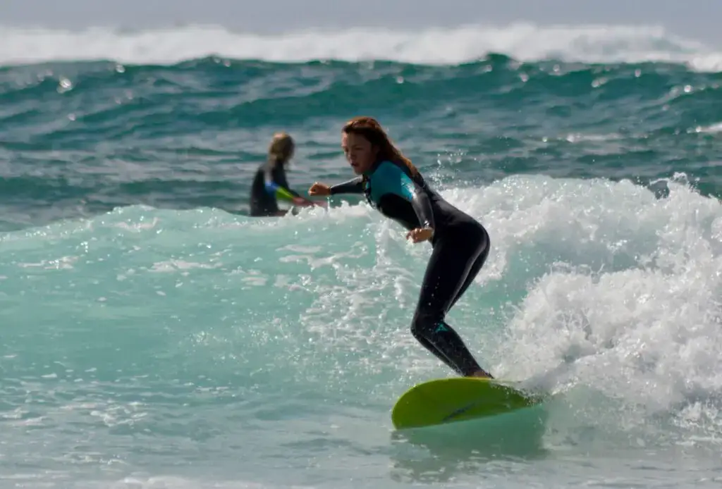 Miss Sunshine surfeando