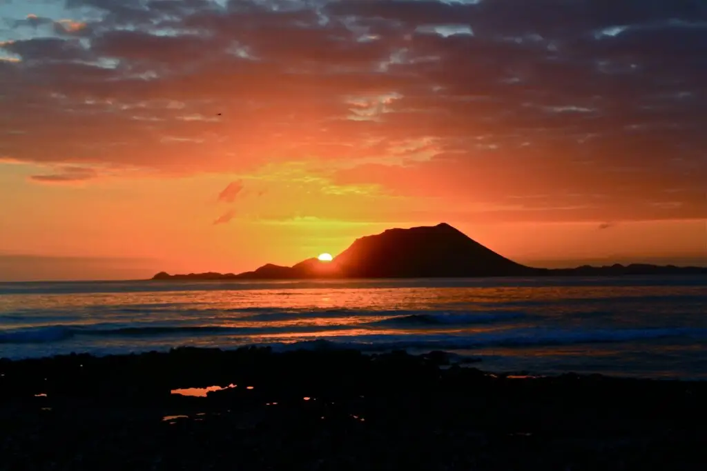El sol sale sobre la isla de Lobos.