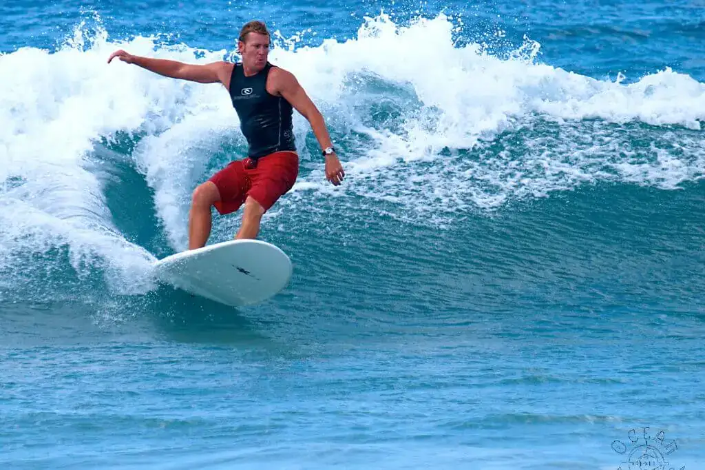 Fortgeschrittener Surfer beim Manöver an einer Welle in Fuerteventura
