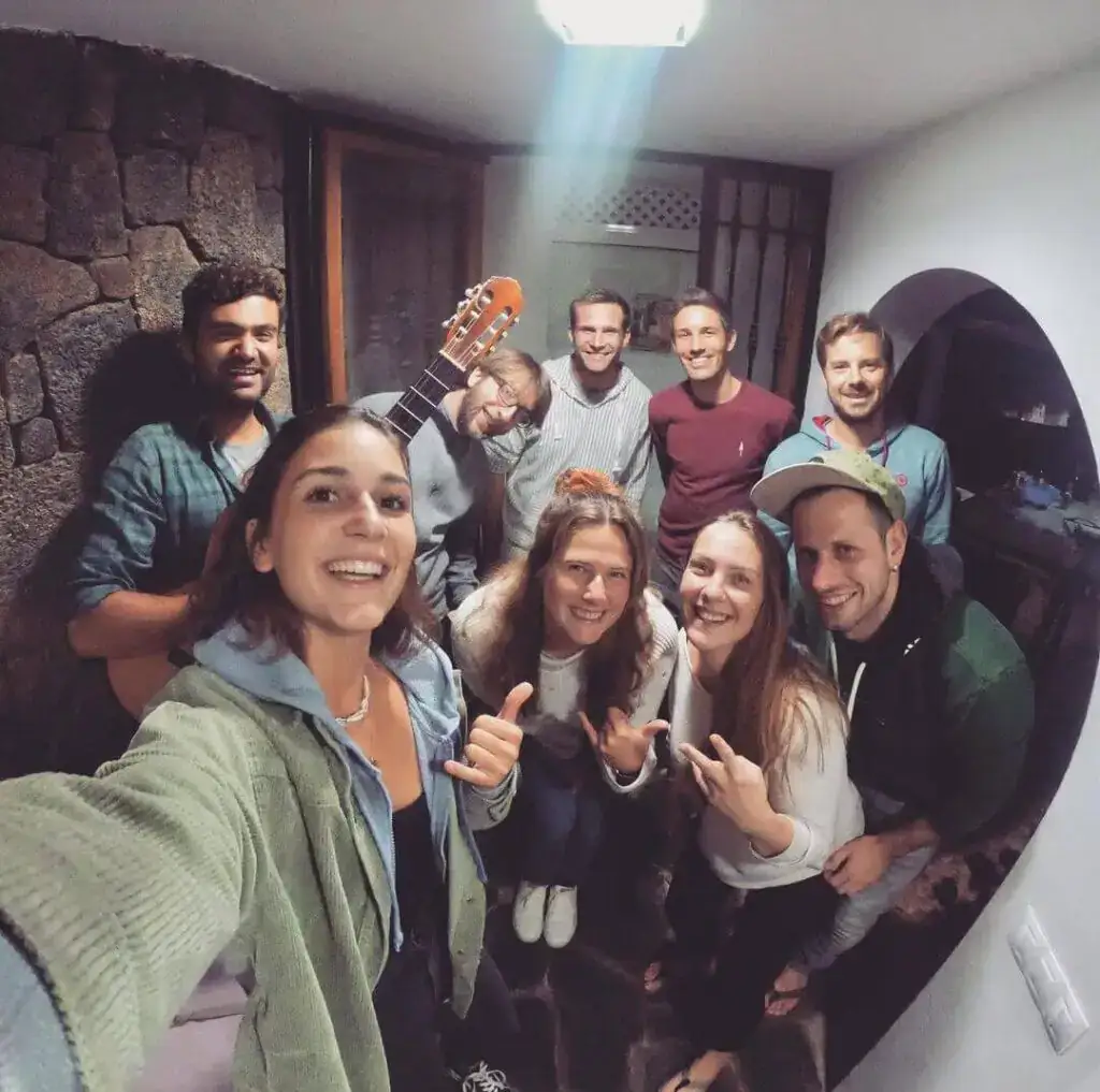 Visitantes felices del Ineika surfcamp durante una velada de barbacoa