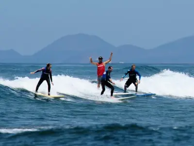 Surfer fängt eine Welle vor Corralejo auf Fuerteventura