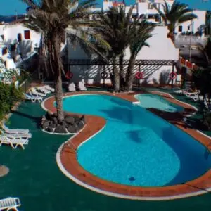 Poolbereich des Ineika Surfcamps in Corralejo