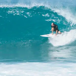 Surfer reitet eine Welle vor der Insel Lobos bei Corralejo