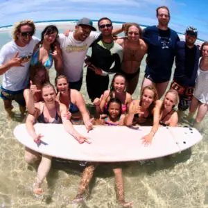 Surf-Gruppe feiert nach der Session am Strand von Corralejo