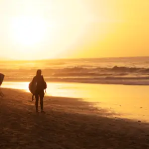 Surf Session bei Sonnenuntergang in Fuerteventura