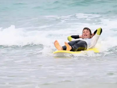 Kinder lernen im Ineika Surfcamp Fuerteventura das Surfen