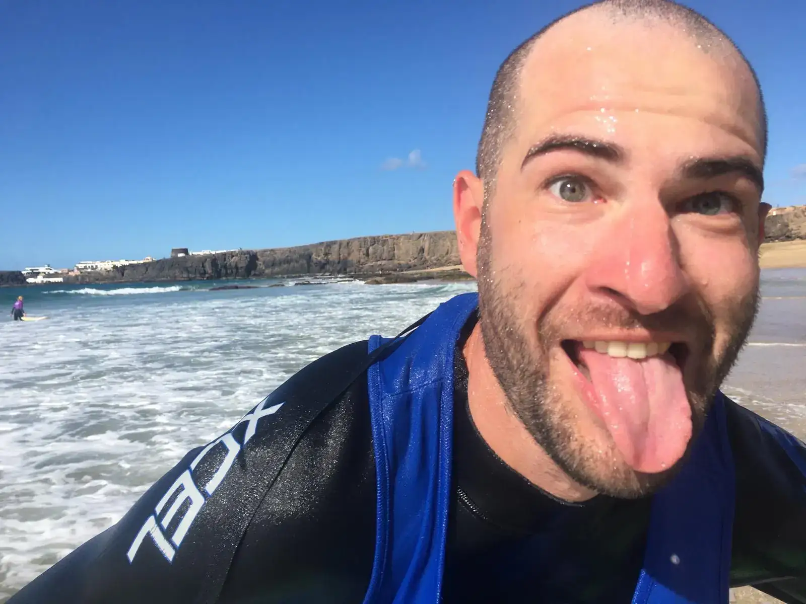 Glückliche Surfschülerin nach einem Anfängerkurs in Fuerteventura