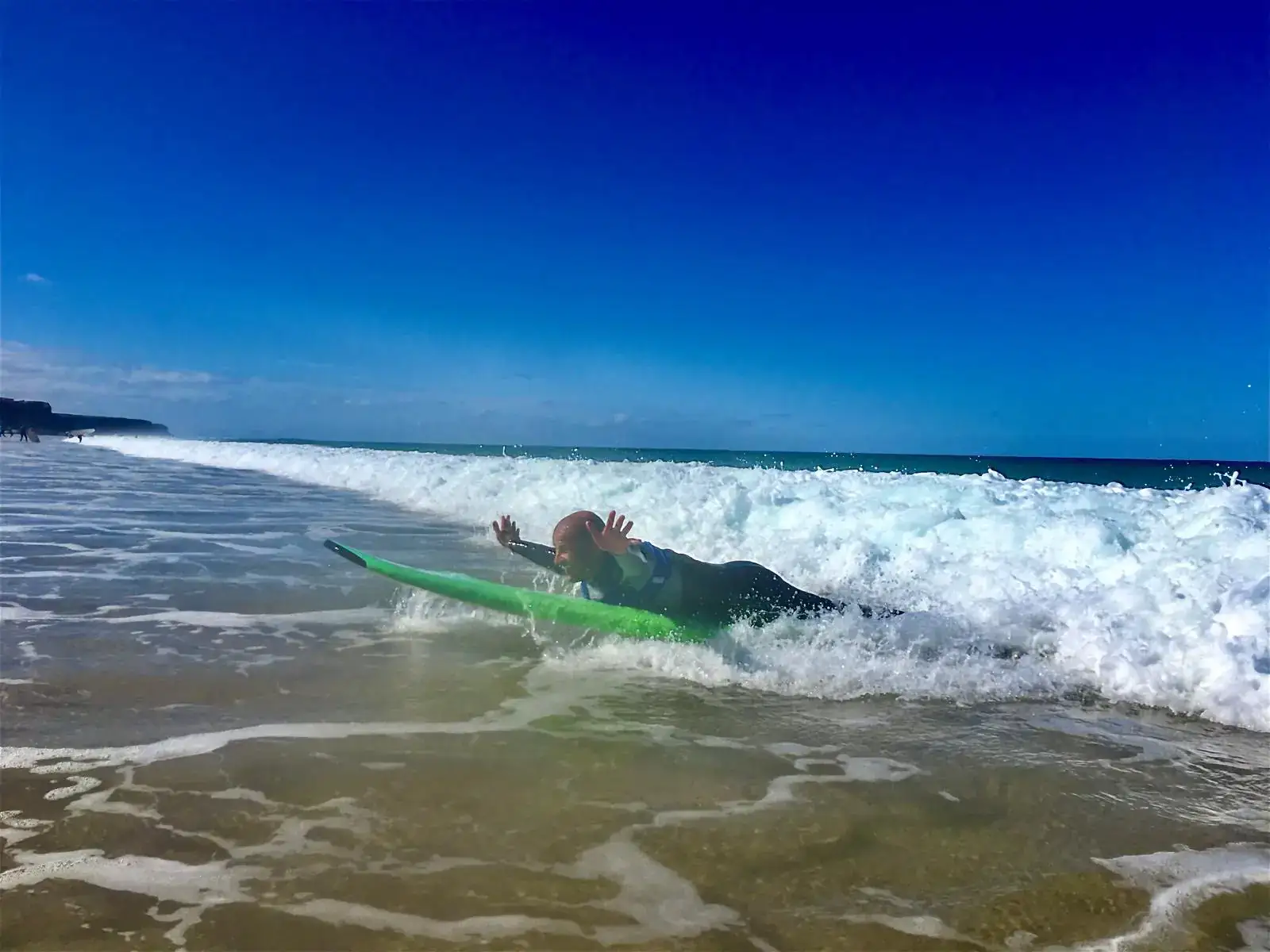 Anfänger beim Surfen lernen im Weißwasser in Corralejo auf Fuerteventura