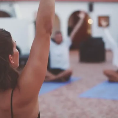 Joga z Hannah i studentami surfingu